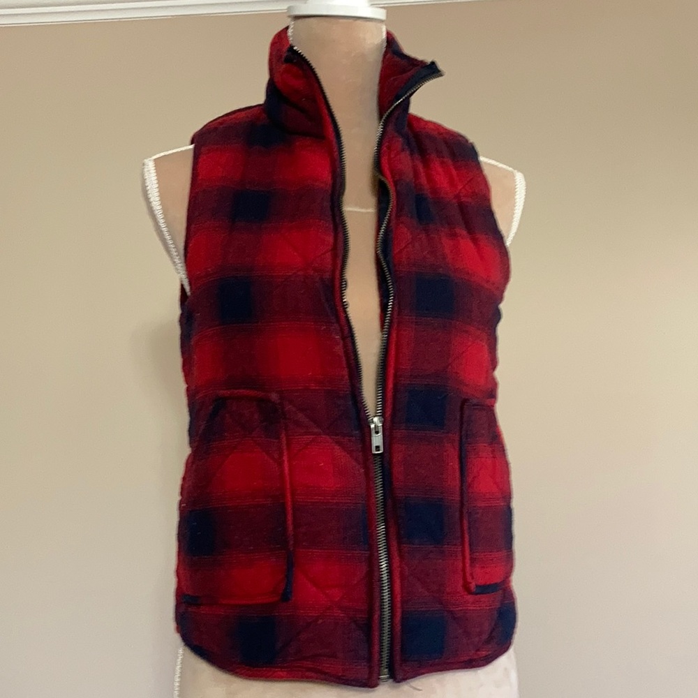 Staccato red plaid quilted puffy vest - size Small.